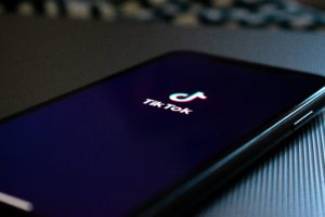 iPhone mit TikTok-Startbildschirm